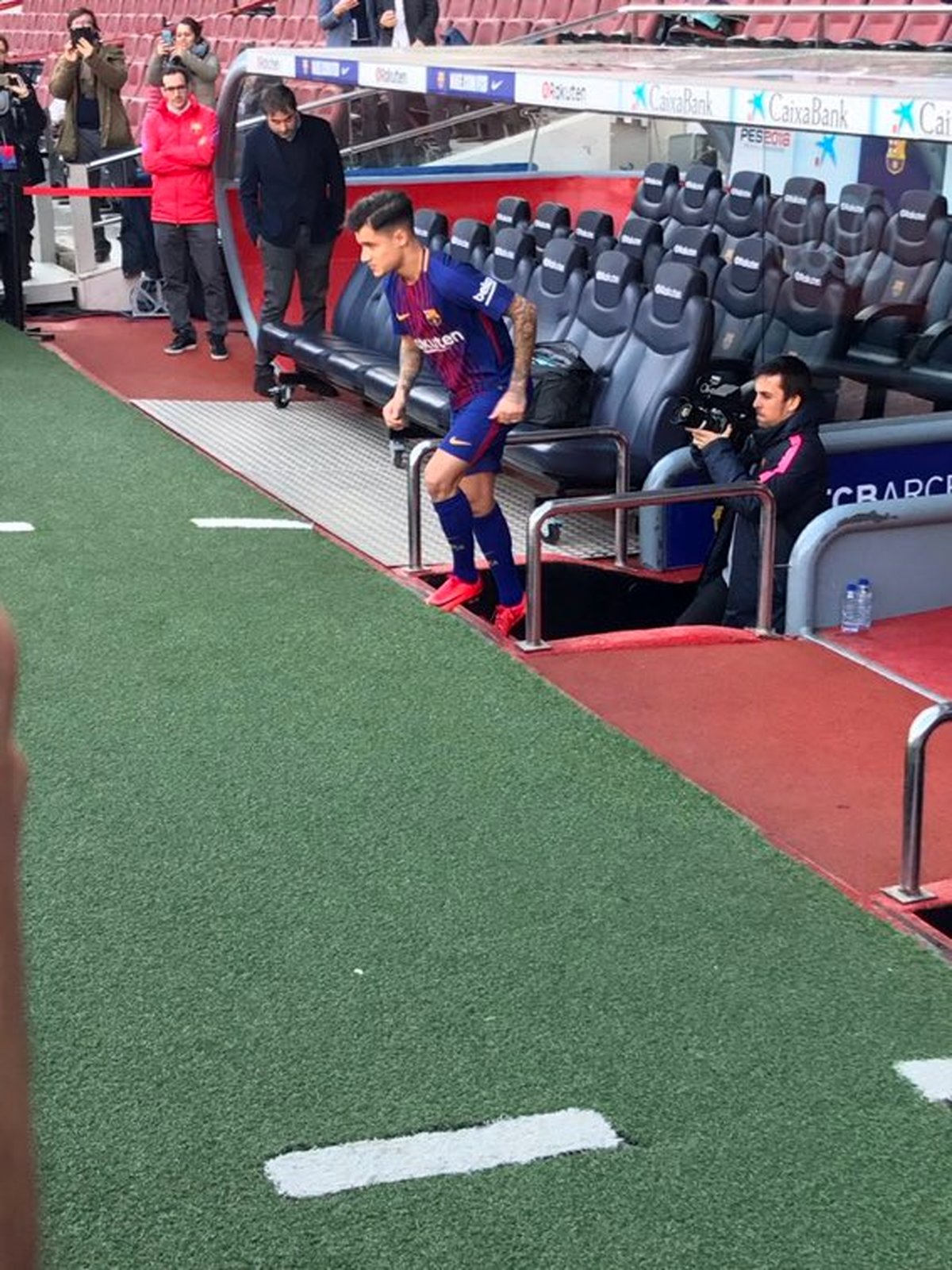 کوتینیو در نیوکمپ با لباس بارسلونا(عکس)