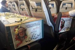 تصویر پیکرهای سردار سلیمانی و ابو مهدی مهندس بر روی صندلی های هواپیما