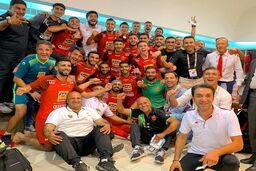 عکس یادگاری بازیکنان پرسپولیس در رختکن به همراه کالدرون