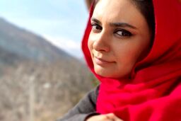 ژست جالب لیندا کیانی در تنهایی + عکس
