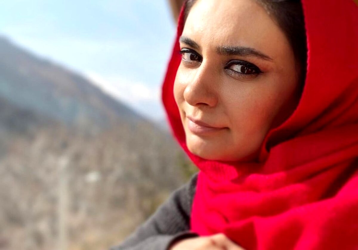 تیپ عجیب و گوشی لاکچری لیندا کیانی + عکس