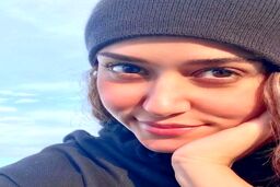 سلفی جدید پریناز ایزدیار و ماشین لاکچری‌اش + عکس