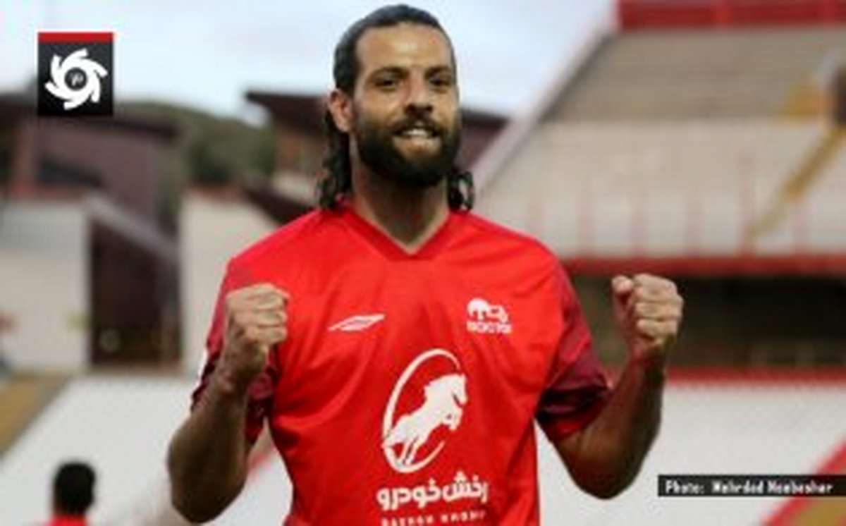  عباس زاده؛ بوسه سامورایی بر لوگوی تراکتور (عکس)