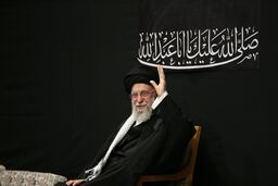 رهبر انقلاب و فرمانده کل قوا، با همان آرامش و شجاعت همیشگی به میدان آمد