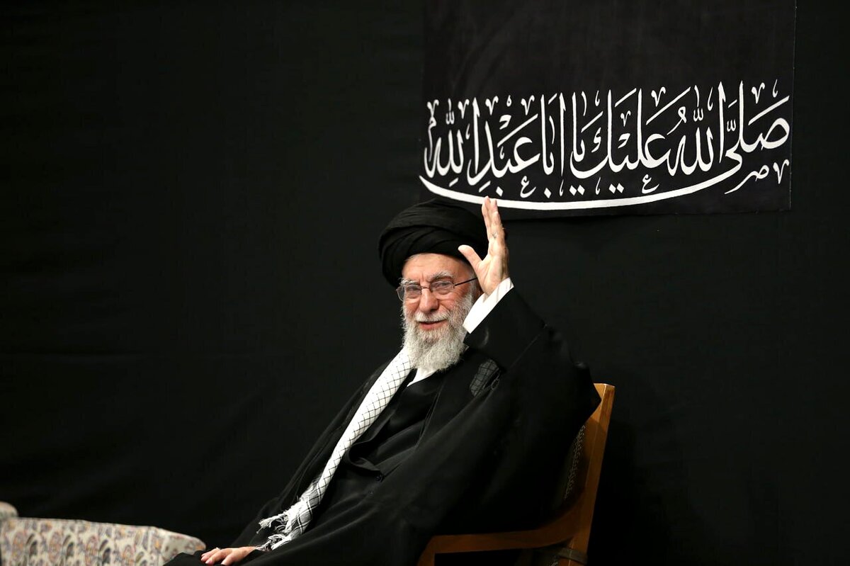 رهبر انقلاب و فرمانده کل قوا، با همان آرامش و شجاعت همیشگی به میدان آمد
