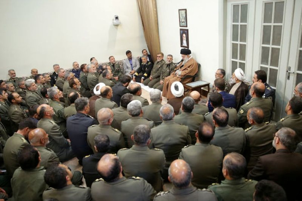 رهبر معظم انقلاب: اینکه یک سرهنگ ارتش خم شود تا فردی سالخورده با قدم گذاشتن بر دوش او سوار وسیله نقلیه شود، جلوههایی از صداقت ارتش در بیان شعار «ارتش فدای ملت» است