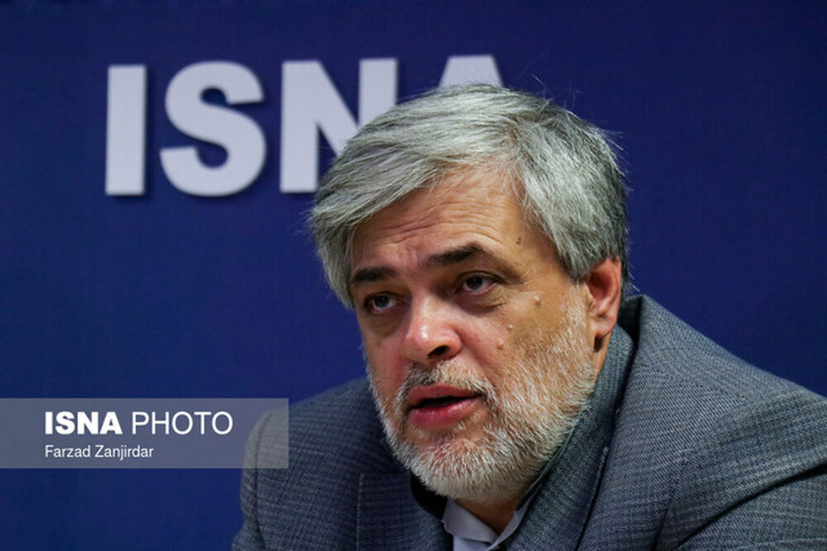 میرسلیم درباره مجلس موضع معلم اخلاق داشته و مدام تذکر می دهد