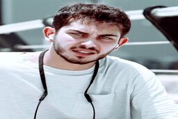 سلفی عجیب ارسلان قاسمی اینستاگرام را بهم ریخت | آقا با ست گردنبد و گوشوارش حسابی خودشو سوژه کرد