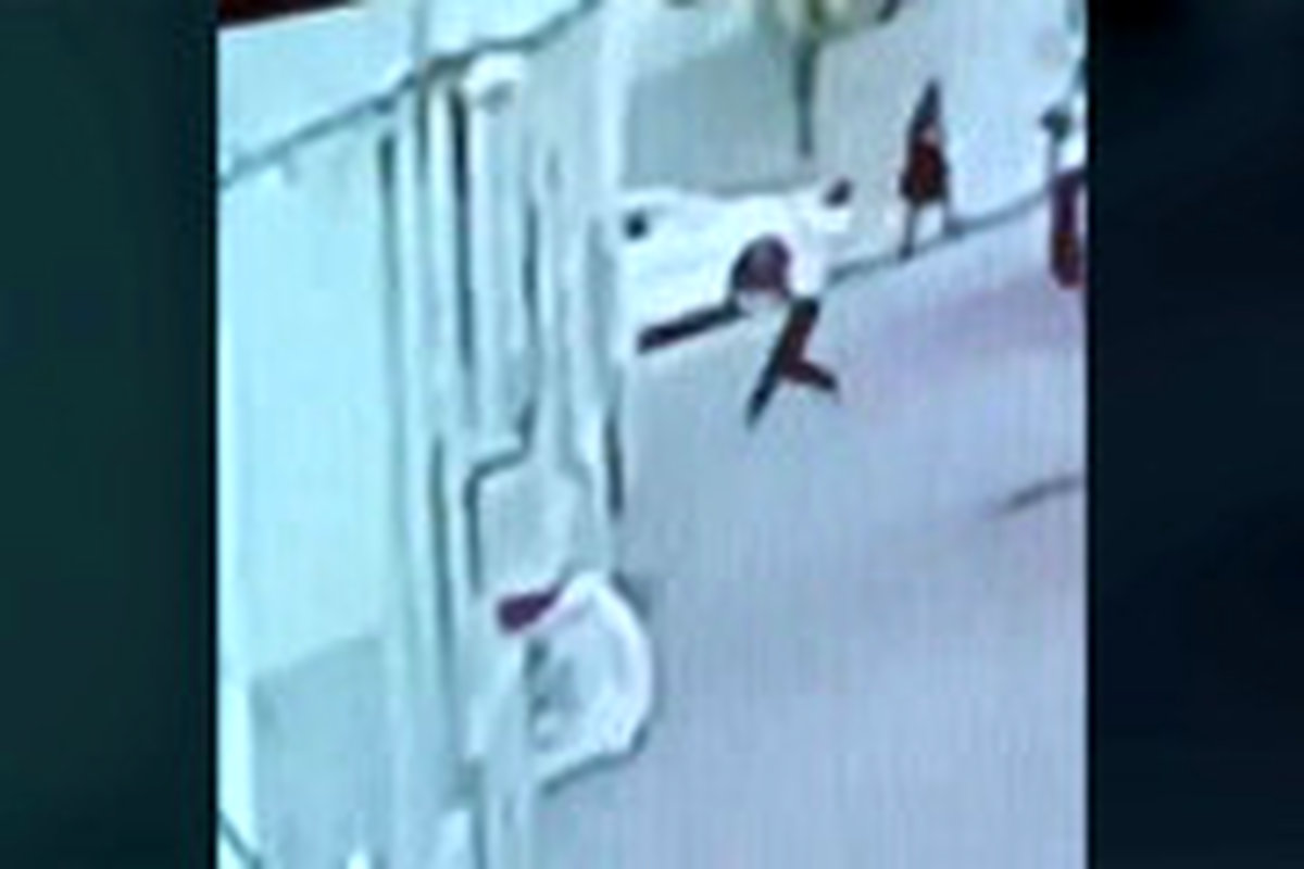 فیلم/نجات حیرتانگیز کودک پس از سقوط از طبقه پنجم توسط یک راننده