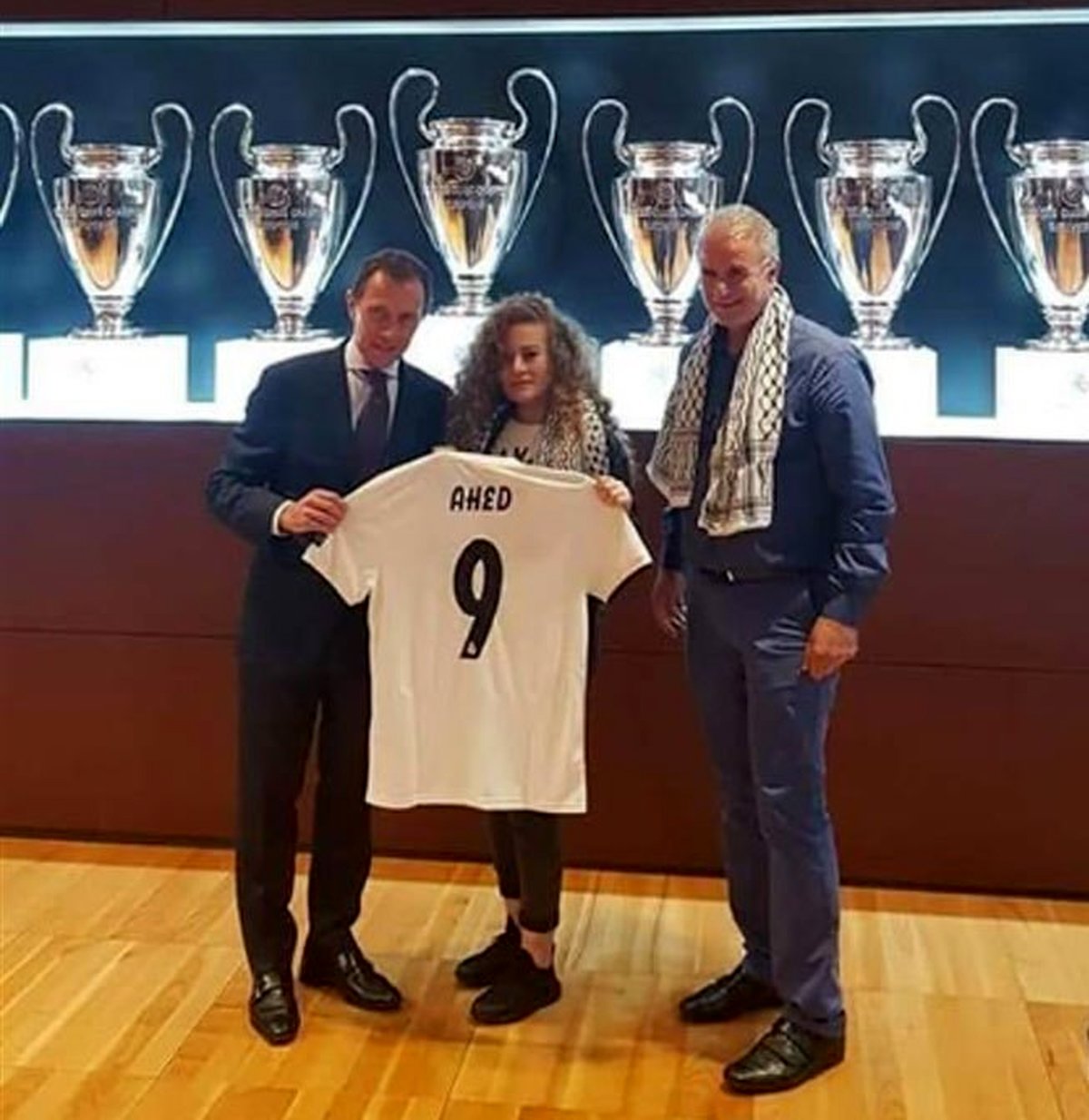 دختر فلسطینی که به سرباز اسرائیلی سیلی زد در  باشگاه رئال مادرید + عکس