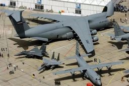 ورود هواپیماهای ترابری پر از تجهیزات نظامی در پایگاه نواتیم اسرائیل + عکس