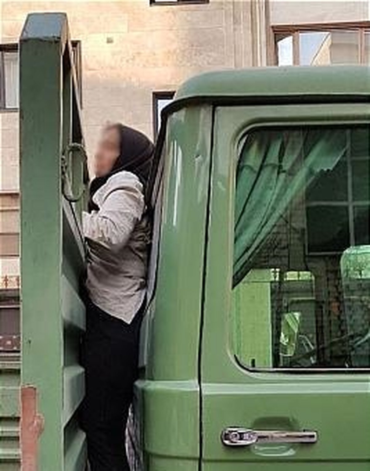 گیر افتادن دختری بین اتاقک و کفی حمل بار کامیونت / عکس