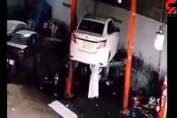 ببینید / نجات معجزه آسای یک مکانیک از سقوط وحشتناک یک خودرو روی سرش + فیلم