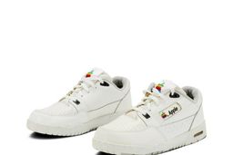 این کتونی هم قیمته یک ماشینه ! | کتونی کمیاب اپل وارد بازار شد + عکس