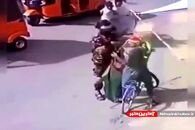 واکنش نیروهای طالبان نسبت به حمل پرچم افغانستان توسط شهروند افغانی