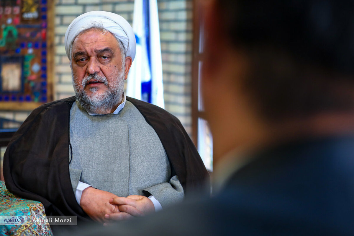 امیریفر: احمدینژاد فکر میکند رئیسی زمین میخورد و نظام به او رجوع میکند