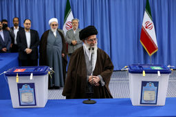 رهبر معظم انقلاب رای خود را به صندوق انداختند

