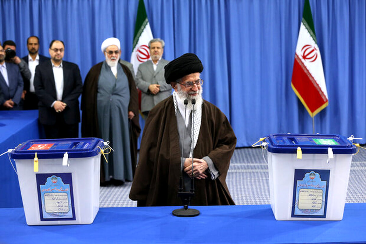 رهبر معظم انقلاب رای خود را به صندوق انداختند

