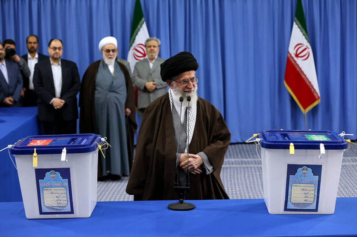 رهبر معظم انقلاب رای خود را به صندوق انداختند

