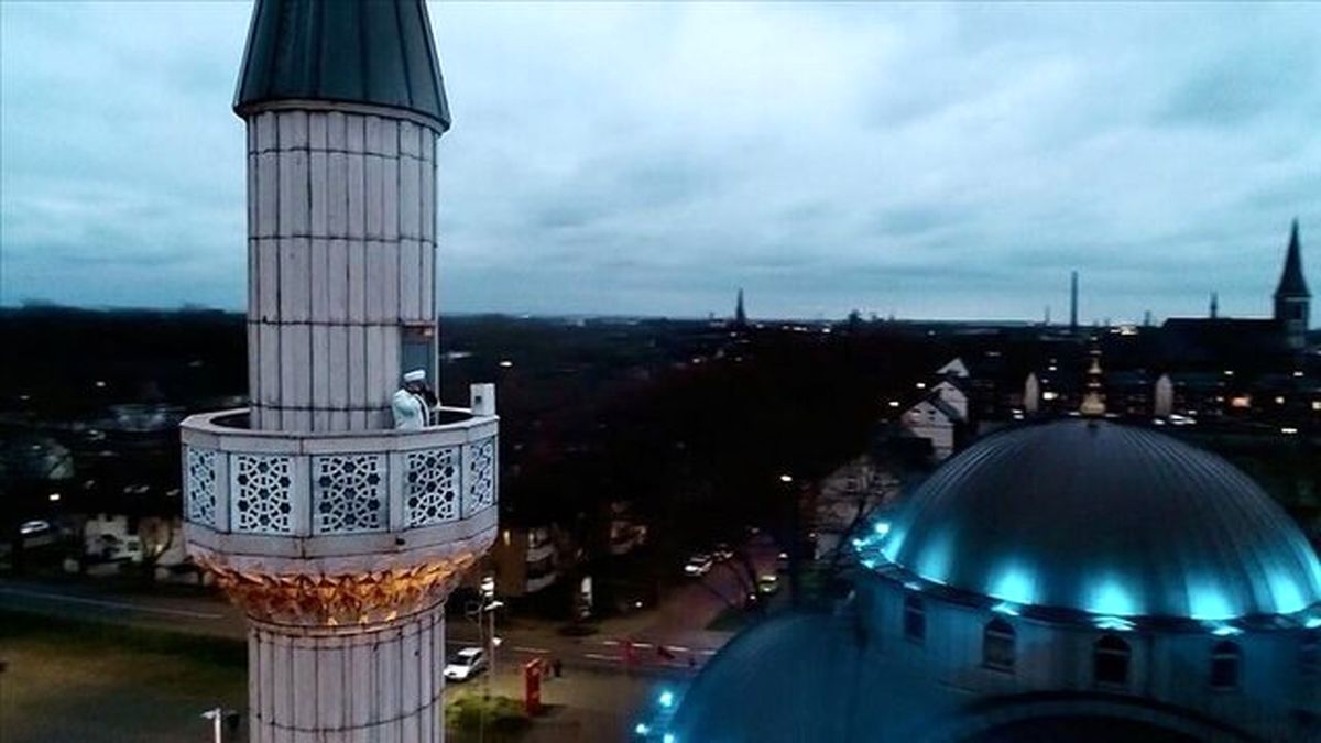 پخش اذان از بلندگوهای بیش از ۱۰۰ مسجد در هلند و آلمان