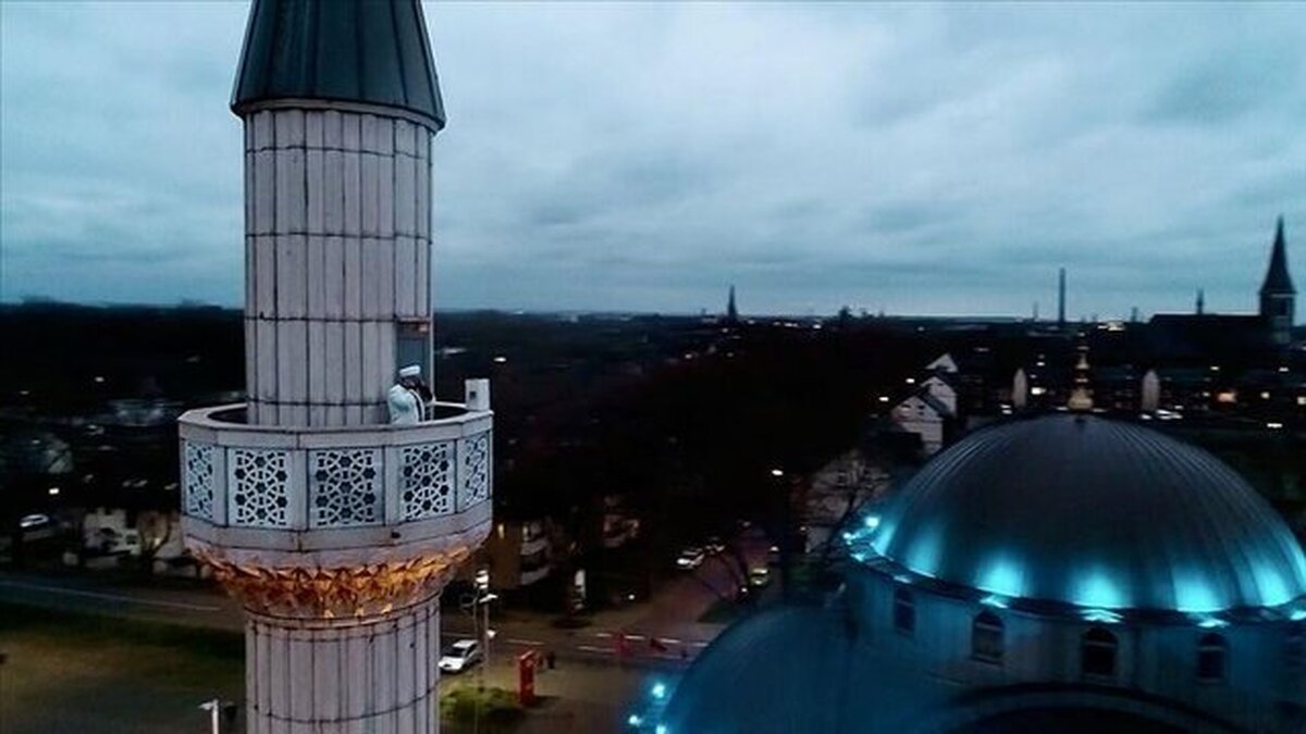 پخش اذان از بلندگوهای بیش از ۱۰۰ مسجد در هلند و آلمان