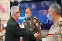 لحظه اعطای نشان درجه یک فتح به فرمانده نیروی زمینی ارتش