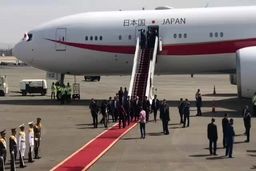 فیلم / ورود و استقبال از نخست وزیر ژاپن در فرودگاه