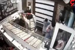 فیلم لحظه سرقت مسلحانه از یک  طلا فروشی در کرمان / صاحب مغازه رئیس اتاق اصناف بود