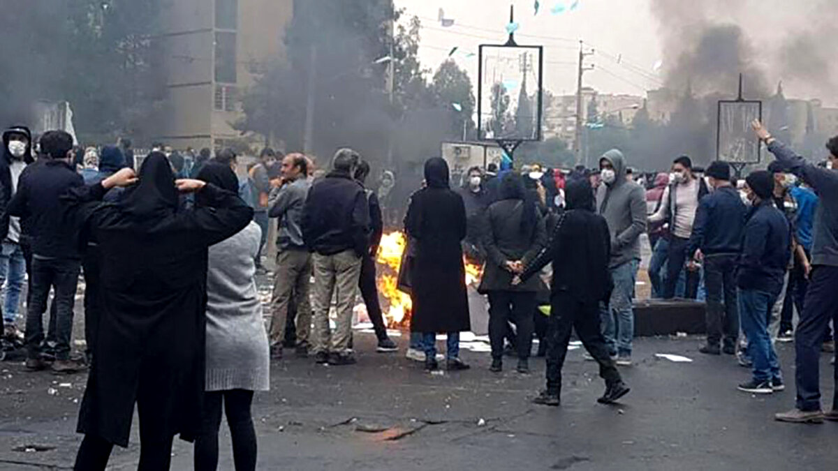 جزئیات حمله به دفتر نماینده زن مجلس در مریوان / ناآرامی مریوان به بهانه مرگ یک زن / جاده را هم بستند؟