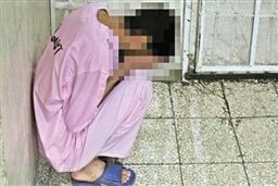 پسر جنایتکار مادرش را از طبقه پنجم پایین انداخت