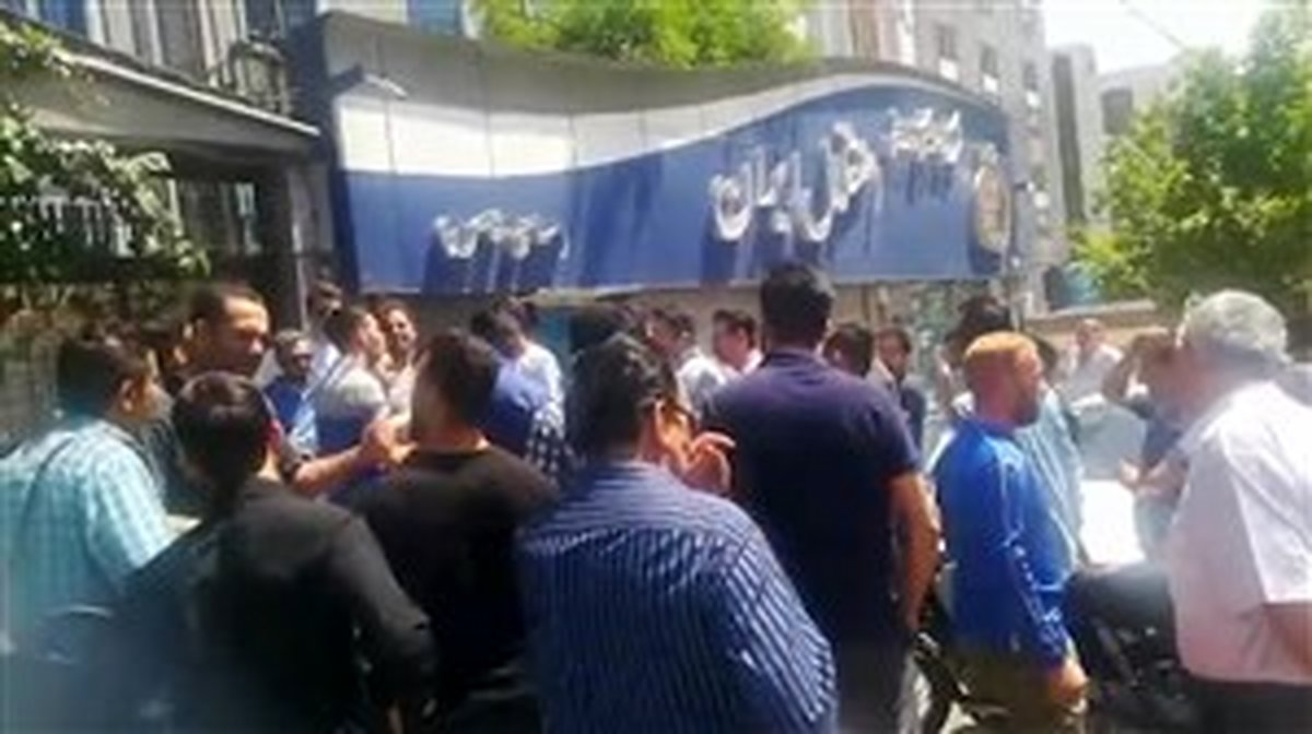 فیلم/ تجمع هواداران استقلال مقابل دفتر باشگاه