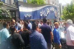 فیلم/ تجمع هواداران استقلال مقابل دفتر باشگاه